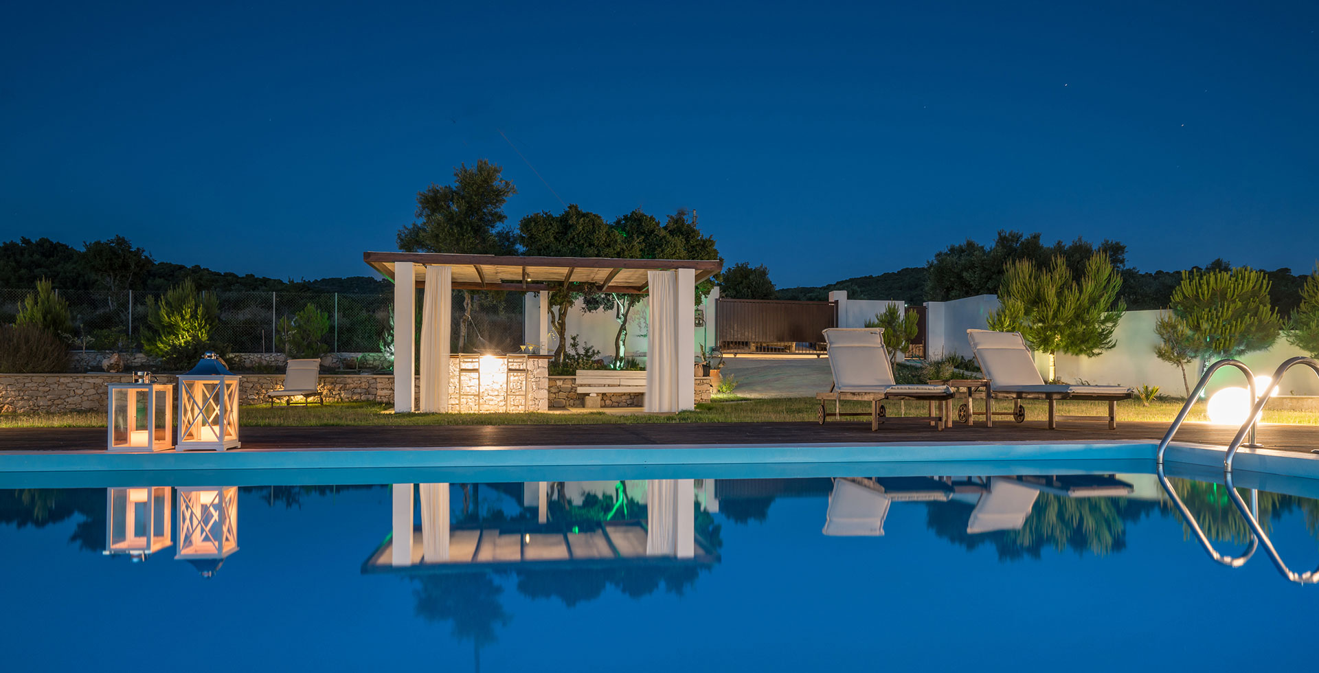 Το pool bar και η πισίνα του Kalas Residence στη Ζάκυνθο